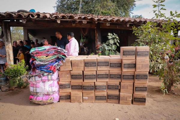 DIF Bienestar entrega apoyos invernales a familias afectadas por las bajas temperaturas en Sanalona