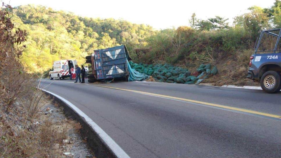 Vuelca camión cargado de chile en la carretera Mazatlán-Durango, en Concordia