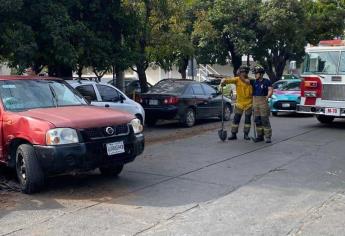 Choque de tres vehículos deja dos personas heridas en Mazatlán