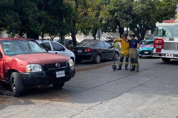 Choque de tres vehículos deja dos personas heridas en Mazatlán