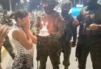 Soldados celebran XV años a joven ecuatoriana |VIDEO
