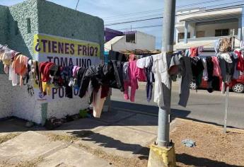 En Mazatlán colocan tendedero de suéteres, para mitigar el intenso frío