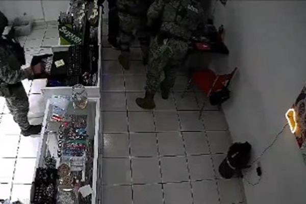 VIDEO: Presuntos militares roban un comercio en Culiacán