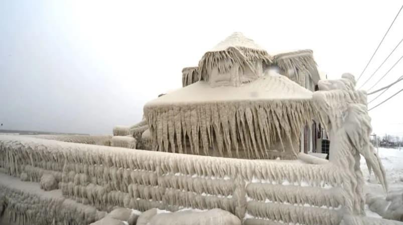 Tormenta invernal convierte a restaurante en figura de hielo |VIDEO