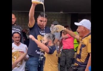 Afición de Pumas bautiza a niño con cerveza en CU |VIDEO