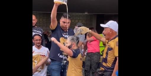 Afición de Pumas bautiza a niño con cerveza en CU |VIDEO