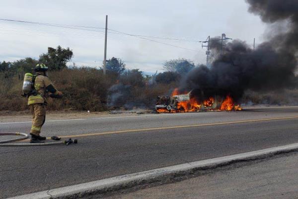 Incendio consume camioneta en la carretera libre Mazatlán-Culiacán, en El Habal