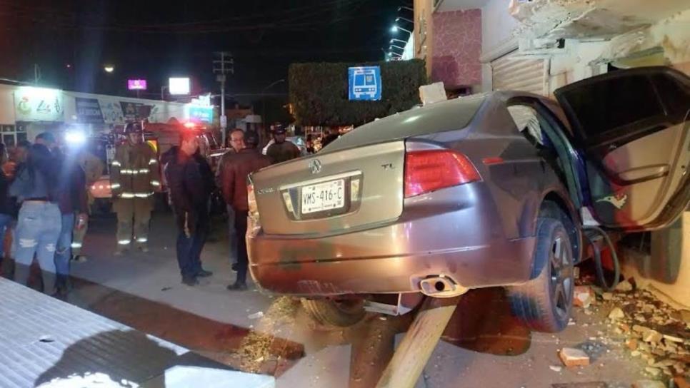 Mujer se impacta contra un edificio en Guamúchil, circulaba exceso de velocidad