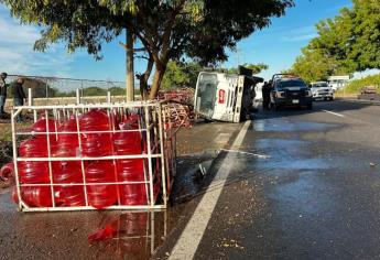 Vuelca camioneta cargada con garrafones de agua en Mazatlán