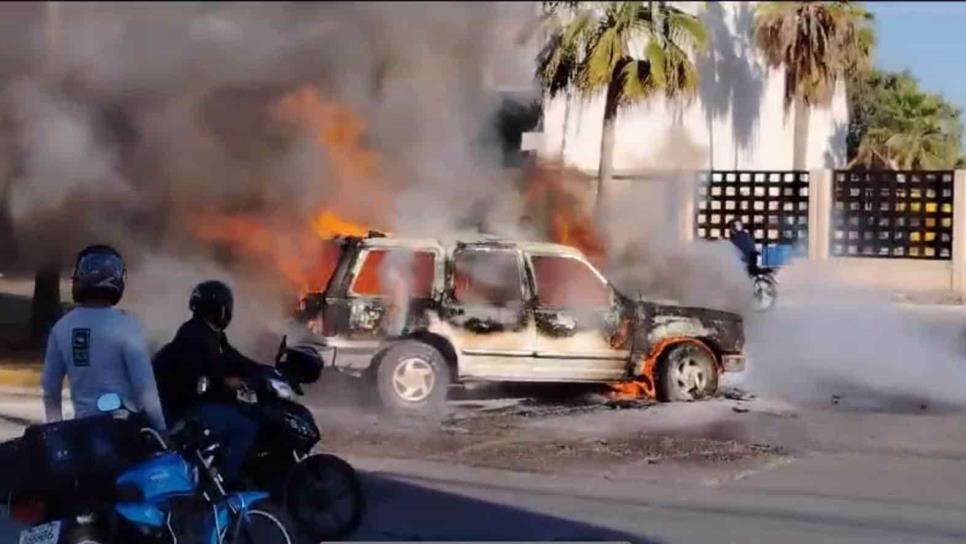 Camioneta termina calcinada tras incendiarse al surponiente de Los Mochis