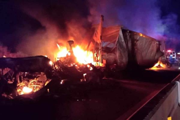 Tráiler se impacta contra el muro de contención en La Costera y termina en llamas