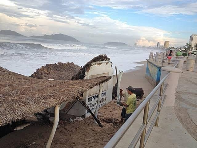 ¿Quieres bajar a la playa de Mazatlán y restaurantes no te dejan? Busca Oficialía Mayor regular a palaperos