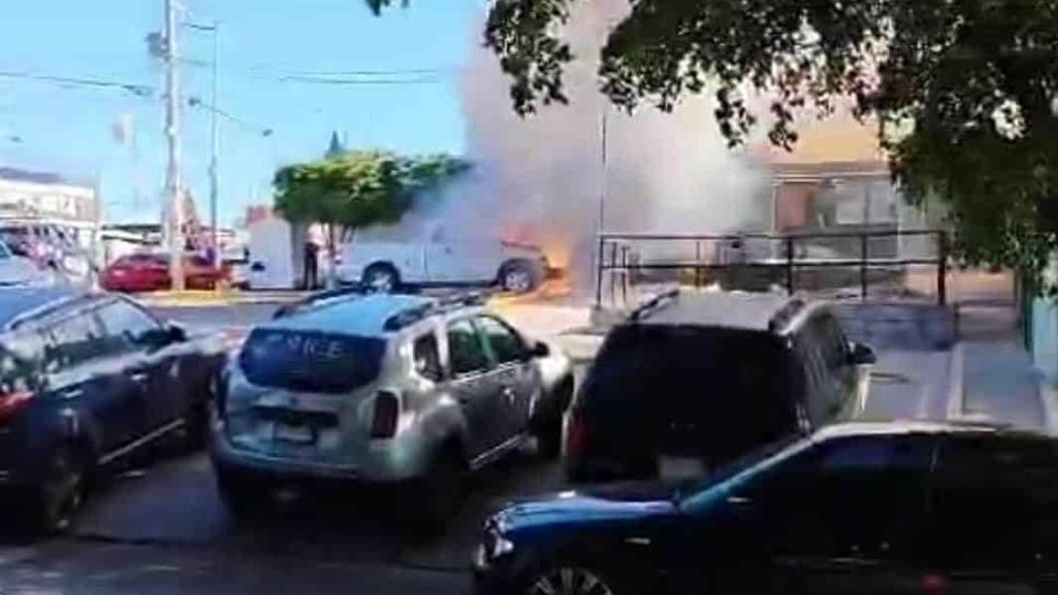 Una camioneta terminó calcinada durante un incendio en la colonia Montebello, en Culiacán