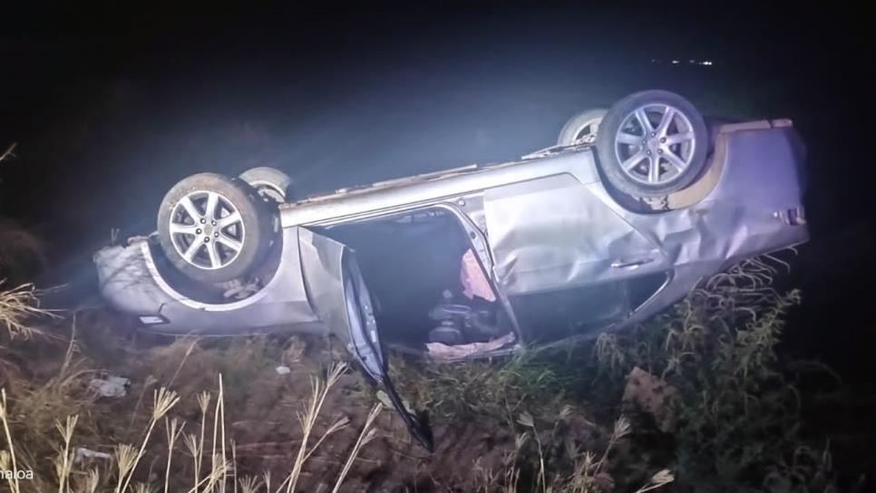 Vuelca familia completa por la carretera Guasave - Las Glorias; dos resultaron lesionados 