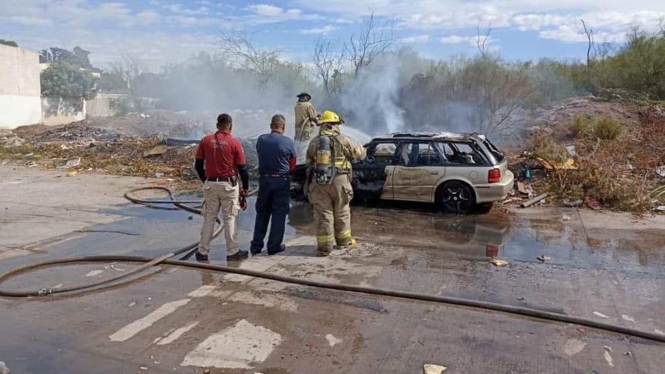 Incendio en lote baldío quema a vehículo en Los Mochis