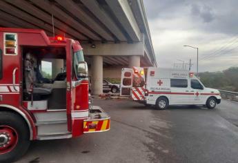 Conductor queda grave al chocar debajo del puente de la Costerita en Culiacán