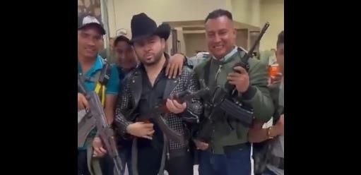 Larry Hernández presume narcofiesta en Guerrero; ¿A quién le cantó?