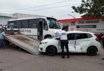 Conductor no respeta señal de alto y provoca choque contra un camión en Los Mochis