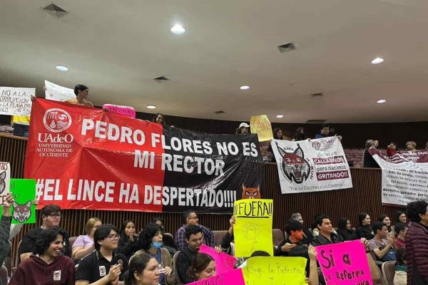 Estudiantes de la UAdeO se manifiestan en Congreso; exigen destitución de rector