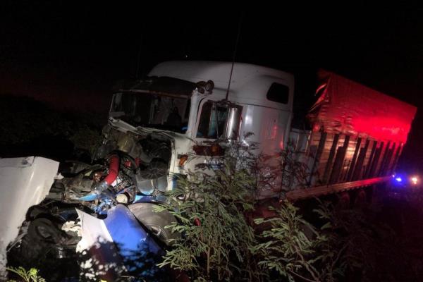 Trailero se queda dormido y se sale de «la costera» en Mocorito