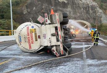 Cierran autopista Mazatlán-Durango tras la volcadura de tráiler con combustible