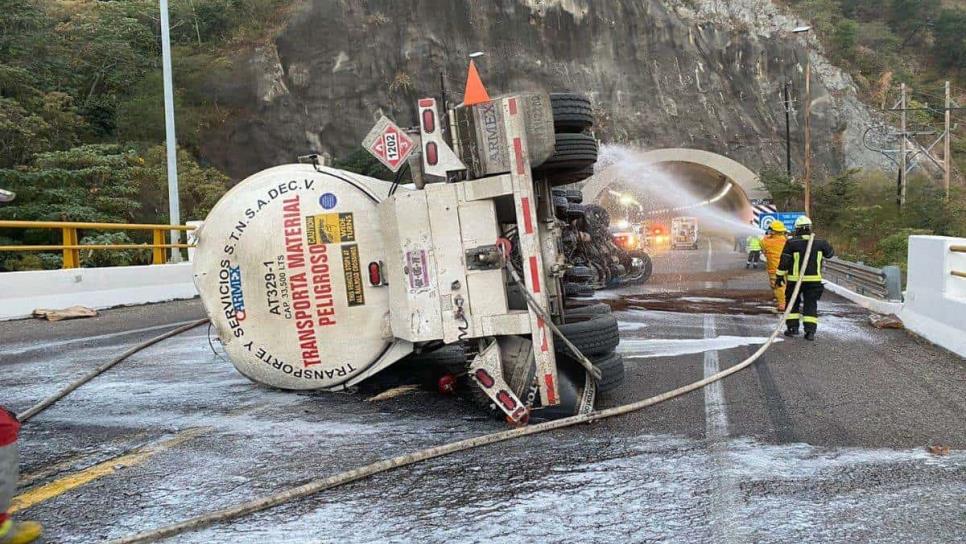 Cierran autopista Mazatlán-Durango tras la volcadura de tráiler con combustible