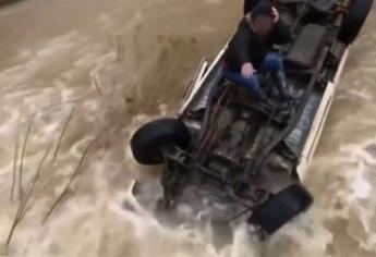 Mujer logra sobrevivir casi 15 horas arriba de su vehículo tras inundación |VIDEO