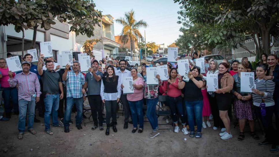 Entregan escrituras y títulos de propiedad a habitantes de Progreso y Amapas I, en Culiacán