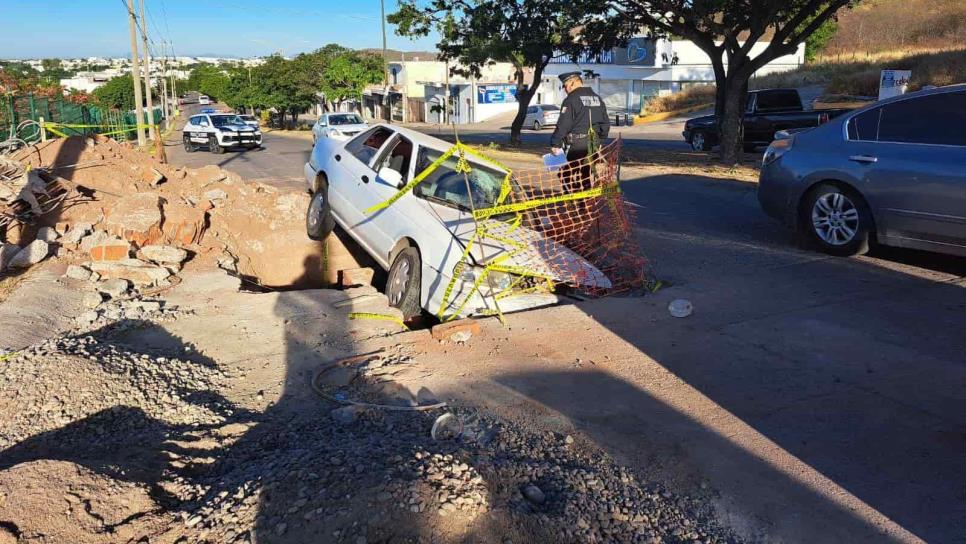 «Lo encandila el sol» y cae en su vehículo a una zanja en Culiacán | VIDEO