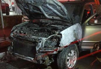 Camioneta familiar termina calcinada sobre el bulevar Pedro Infante en Culiacán