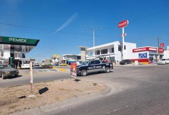 Con lujo de violencia despojan camioneta de construcción en gasolinera de Culiacán