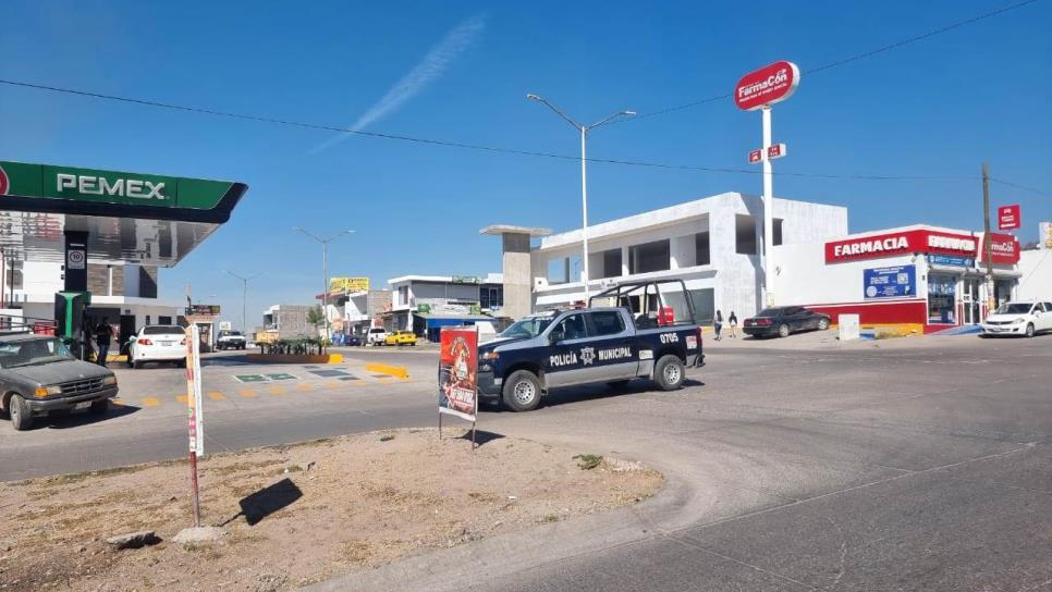 Con lujo de violencia despojan camioneta de construcción en gasolinera de Culiacán