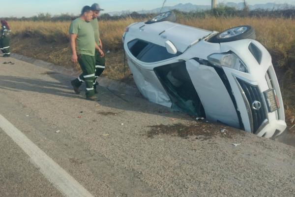 Mujer queda lesionada tras volcar en su unidad por la autopista Mazatlán - Culiacán