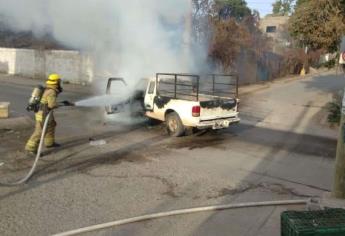 Camioneta en circulación se quema en pleno centro de Villa Unión, Mazatlán  