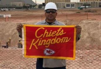 Aficionado de los Jefes presume bandera enterrada en estadio sede del Super Bowl