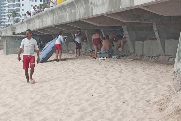 Salvavidas municipales de Mazatlán rescatan del mar a una pareja de Guanajuato