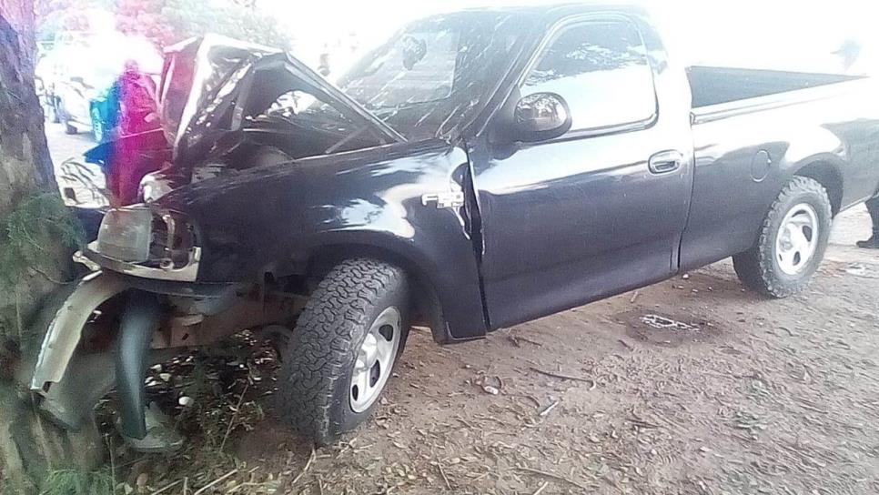 Conductor de una camioneta se sale del camino y se impacta contra un árbol, termina prensado en Guasave