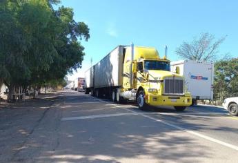 Se registra tráfico pesado en la carretera Libre Mazatlán-Culiacán por camionazo