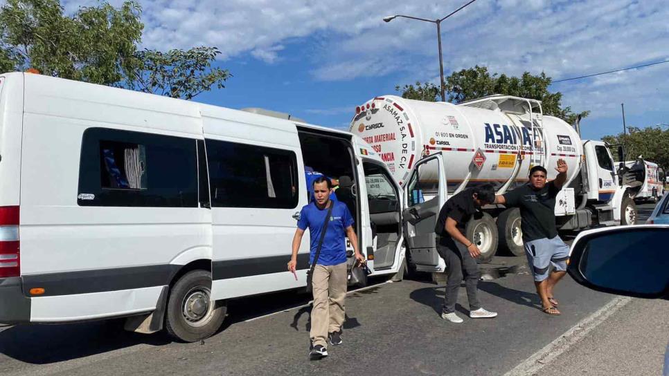 Volcadura de camioneta desencadena una carambola al sur de Mazatlán Volcadura de camioneta desencadena una carambola al sur de Mazatlán