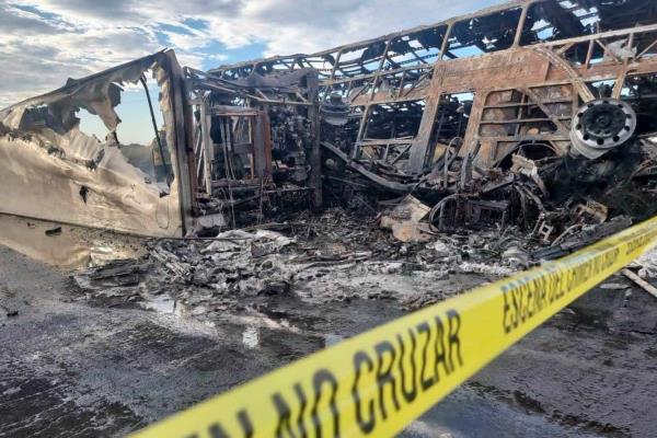 Sube a 22 fallecidos en el camionazo de la Maxipista; llaman a familias a identificar restos