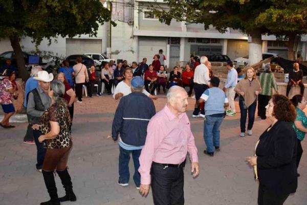 «Bailando en la Plaza» terapia física y emocional para adultos mayores en Ahome