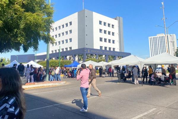 Manifestantes de la UAS bloquean el boulevard Enrique Sanchez Alonso, en Culiacán