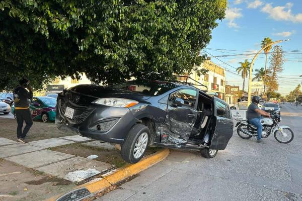Mujer adulta se pasa un alto y provoca aparatoso accidente en Los Mochis