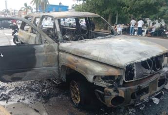Incendio consumió una camioneta en la colonia Independencia de Mazatlán