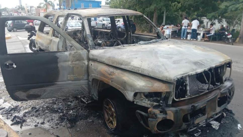 Incendio consumió una camioneta en la colonia Independencia de Mazatlán