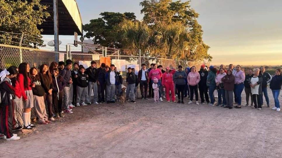 Padres de familia toman otra escuela en Ahome por falta de maestros 