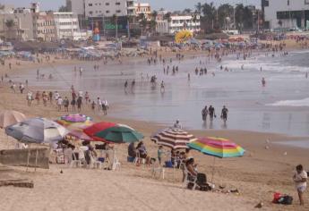 Miles de turistas visitan las playas de Mazatlán en el Carnaval 2024