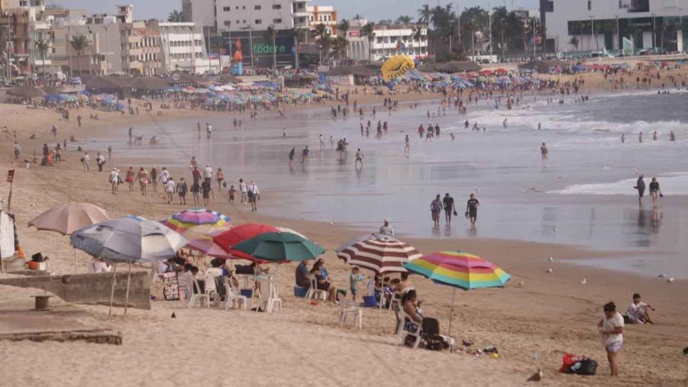 Miles de turistas visitan las playas de Mazatlán en el Carnaval 2024