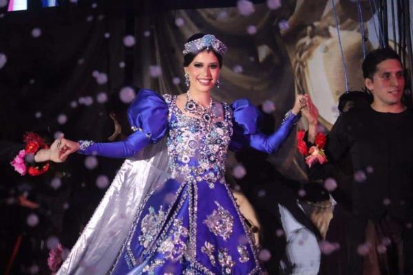 Coronan a Siu Ling l como Reina del los Juegos Florales del Carnaval Internacional de Mazatlán