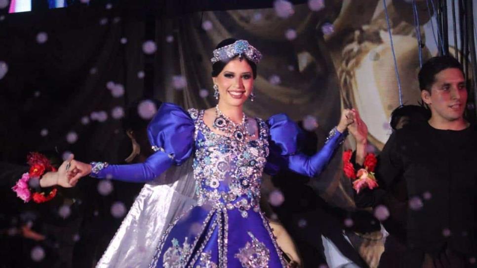 Coronan a Siu Ling l como Reina del los Juegos Florales del Carnaval Internacional de Mazatlán